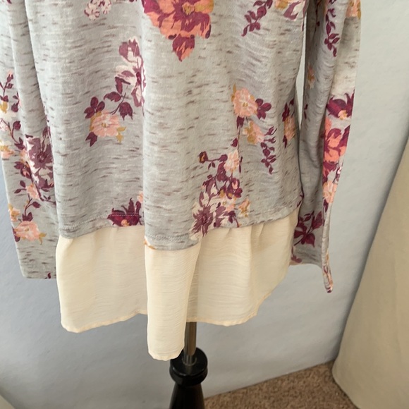 About A Girl Cold Shoulder Floral Shear Bottom Top - Picture 7 of 12